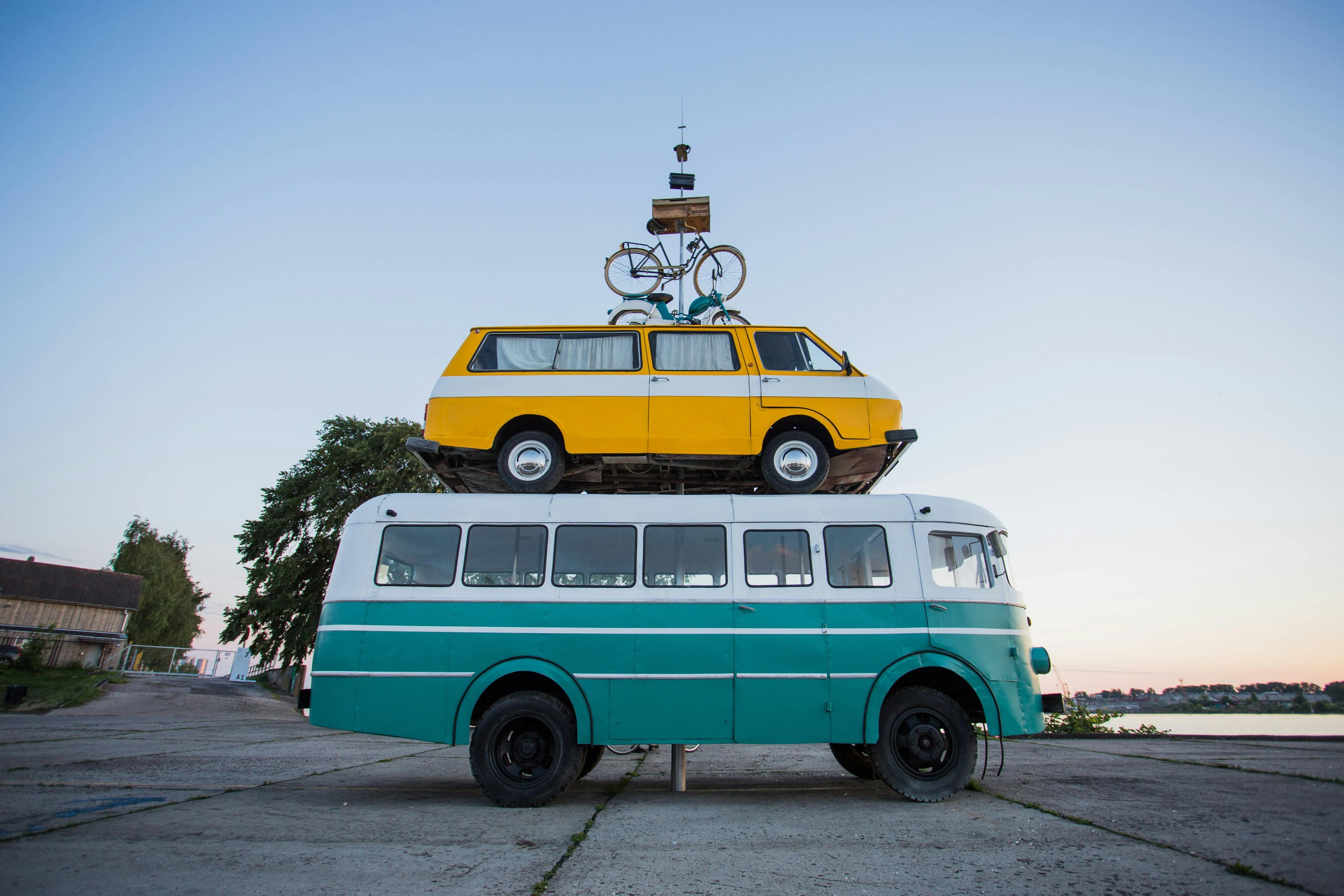 Bus, van, cyclo ou vélo ? Une image de Elviss Railijs Bitans